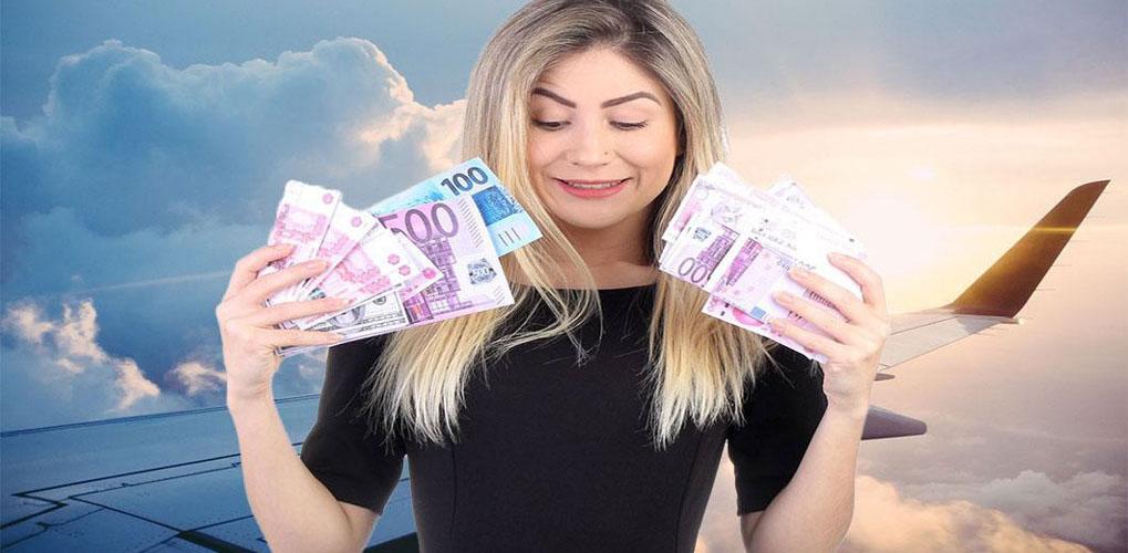 tausende Euro beim Fliegen sparen Frau mit Geldscheinen