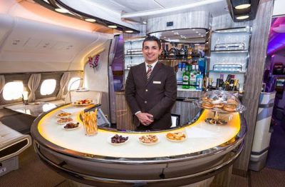 First-Class Skybar mit Snacks und Barkeeper