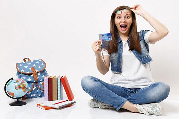 Junge Frau mit Payback Karte Bonuspunkte Bonusprogramm zum Meilen sammeln