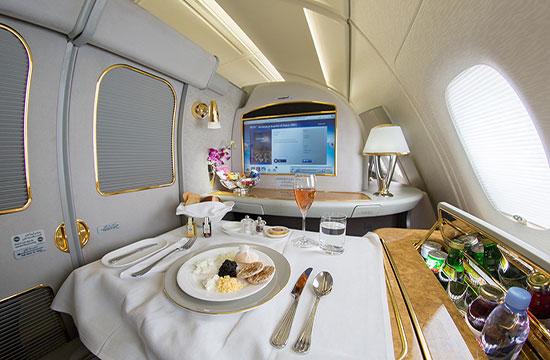 First-Class Sitzplatz Emirates mit Tv und Minibar