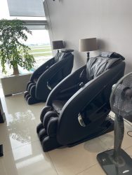 Massagesessel in Flughafenlounge